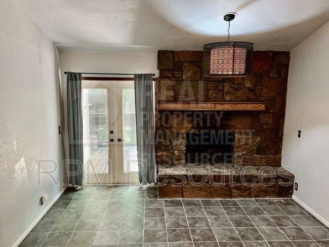 Building Photo - 723 Rimrock Rd