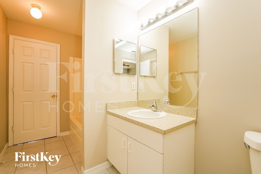 Building Photo - 2709 SW 4th Ave