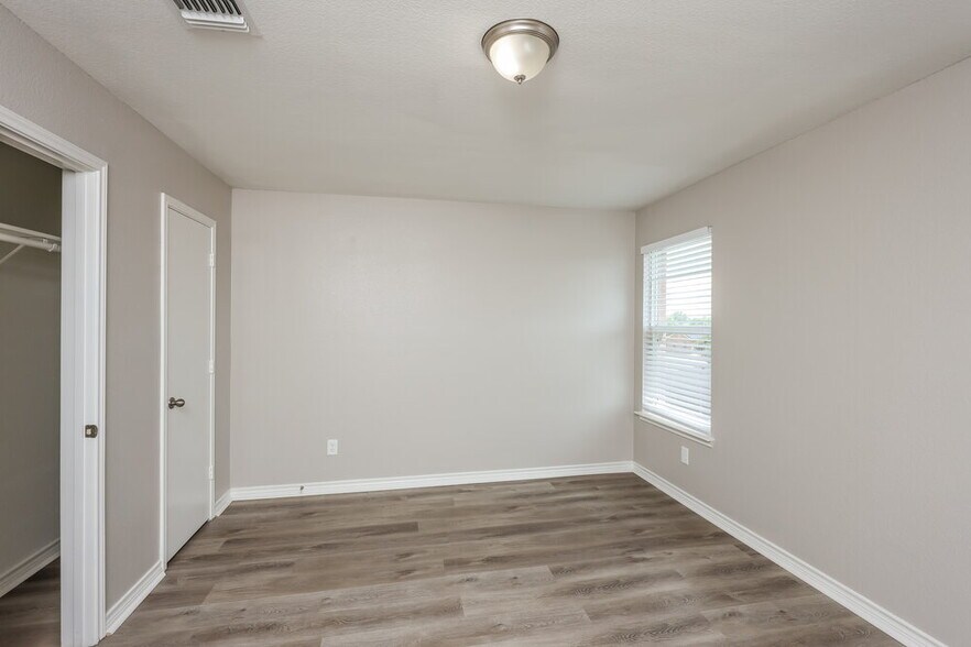Building Photo - 1330 Flagstone St