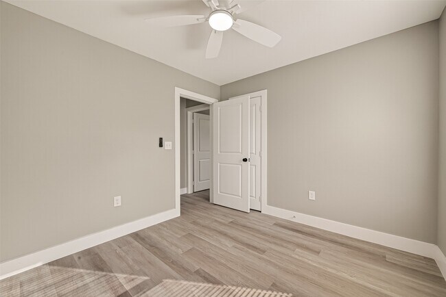 Building Photo - 3527 La Retama Dr