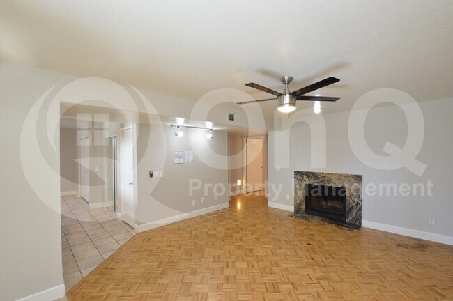 Building Photo - 850 S River Dr