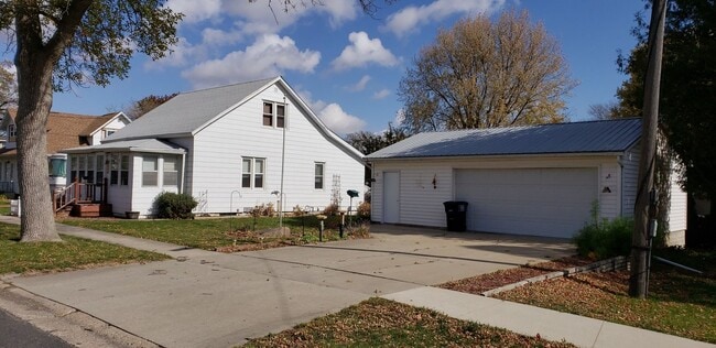 Building Photo - FOR RENT- 510 1st St- Parkersburg *PETS OK*