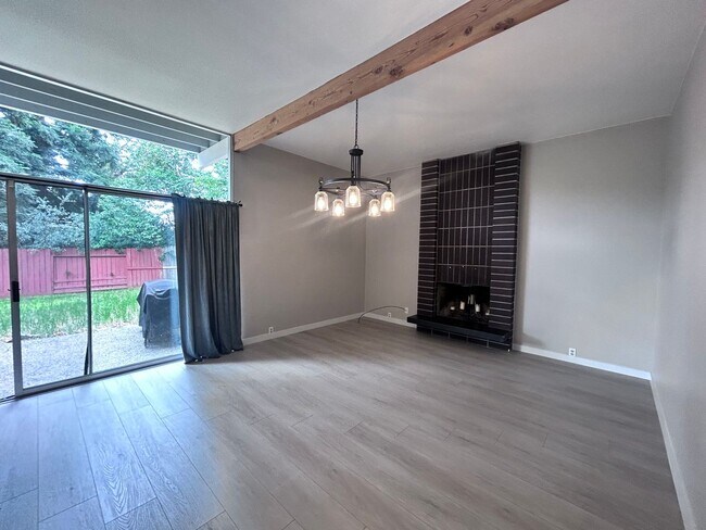 Building Photo - Three Bedroom Two Bathroom Home with Den/Home Office