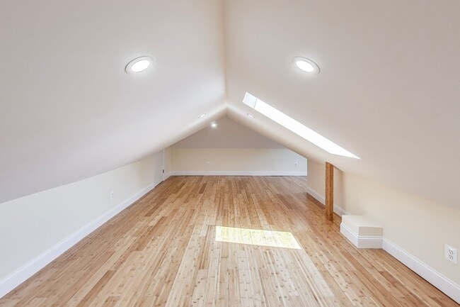Building Photo - Cute 2 bed + Loft + 2 Bath SF w/ Fenced Yard
