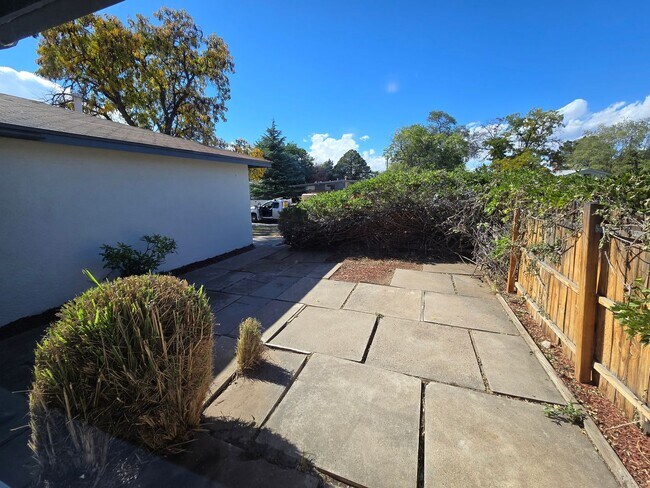 Building Photo - Nice size 4 Bedroom  2 Bath with 2 living ...