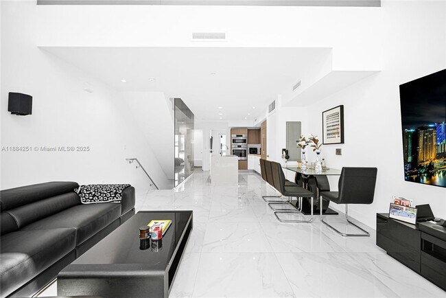 Building Photo - 455 NE 39th St