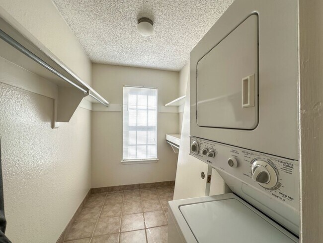 Building Photo - End-Unit Condo in Southglenn
