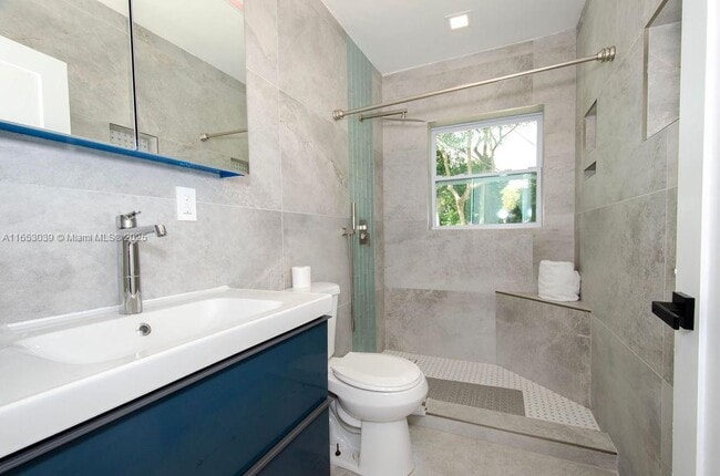 Building Photo - 935 NE 129th St