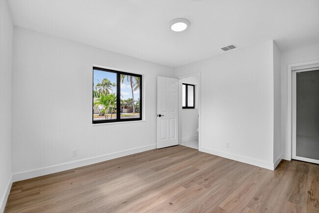 Building Photo - 143 SE 27th Way