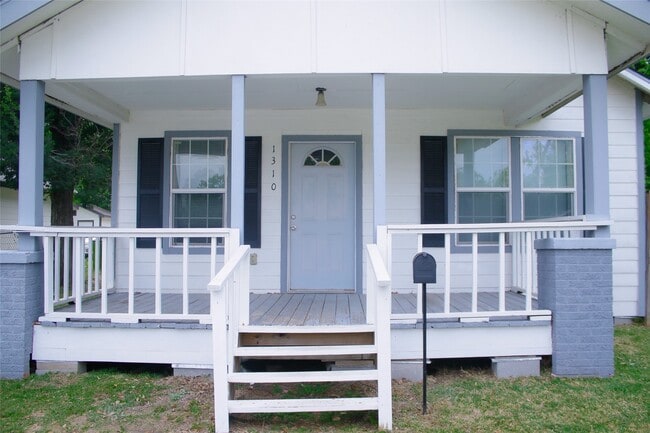 Building Photo - 1310 4th St