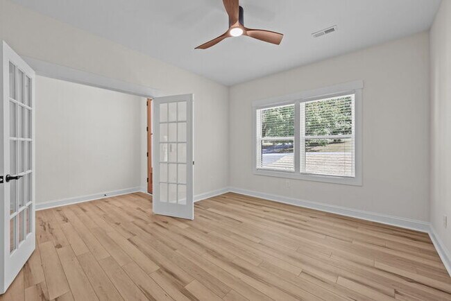 Building Photo - Stunning New Build!