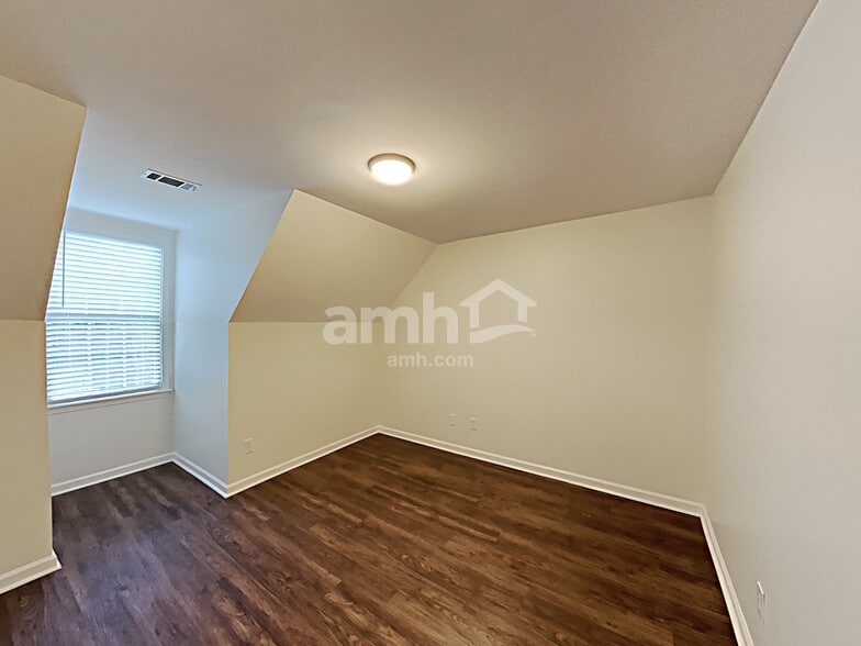 Building Photo - 503 Oriole Farm Trail