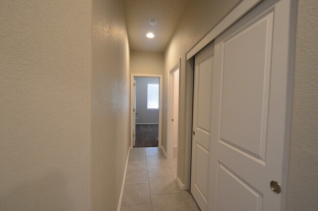 Building Photo - 1426 Valle Vista Rd NW