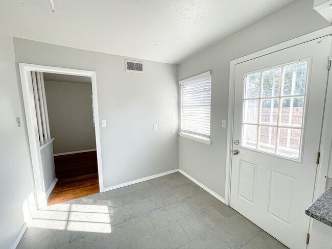 Building Photo - 3 Bed/1.5 Bath/2 car garage home in Midwest City.