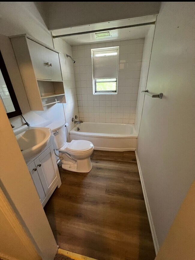 Building Photo - $875 Potter House Apartments: Directly adjacent to BSU and IU Health Ball Memorial Hospital.