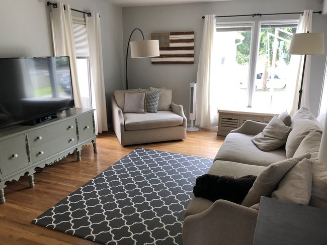 Sunny and bright living room - 1134 22nd St