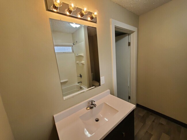 Building Photo - Adorable 2 bedroom, 1 bathroom home!