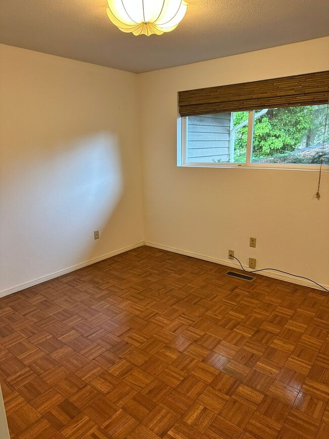 Building Photo - 3Bd/2.5Ba Newcastle Home