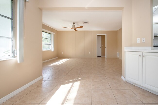 Building Photo - "Charming Sarasota Retreat: Spacious 3-Bed...