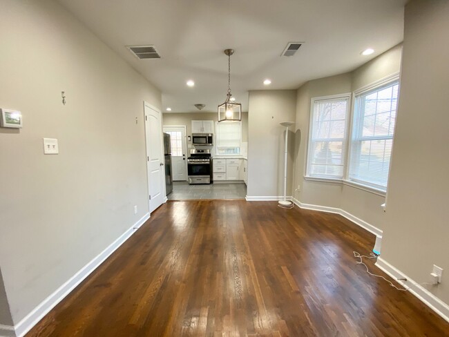 Building Photo - Recently renovated, 2 Bed, 1 Bath with Bon...