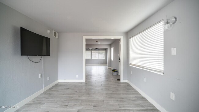 Building Photo - 717 E Palmaire Ave