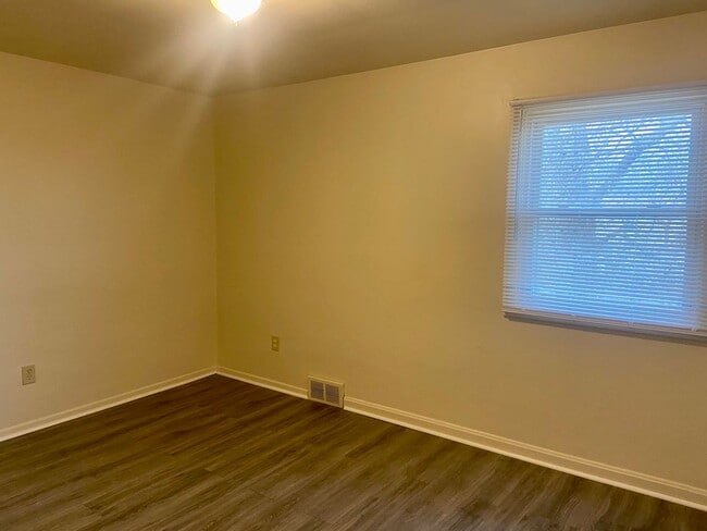 Building Photo - 2904-2910 Tamarack Drive