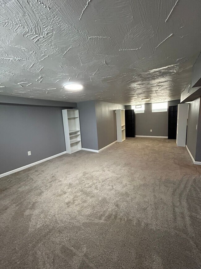 Building Photo - Spacious 3-Bedroom, 2-Bath House in South Euclid