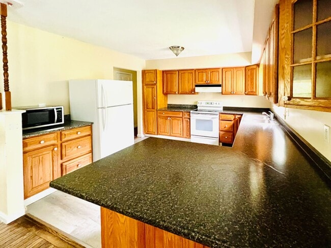 Building Photo - Spacious 5-Bedroom, 1.75 Bathroom Home in a Prime Location (58 East Terrace)