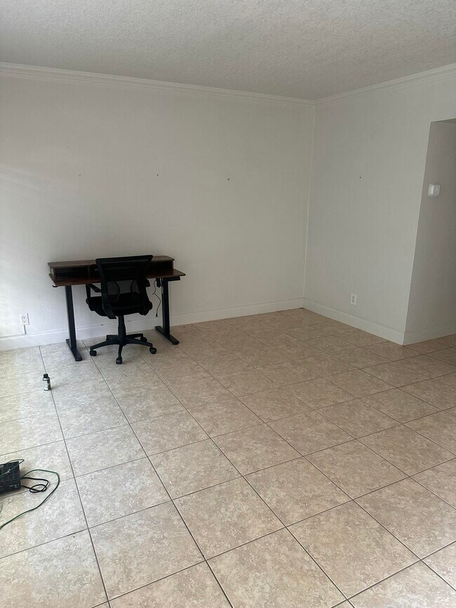 Building Photo - 2124 NE 5th Ave