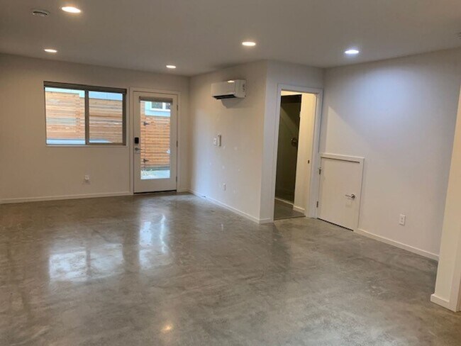 Building Photo - High End Madison Valley Row House !