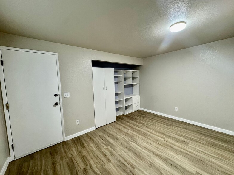 Building Photo - Bellevue Townhouse!!