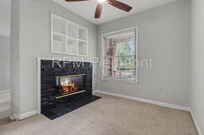 Building Photo - 220 Renaissance Pkwy NE