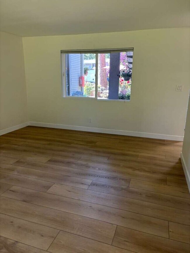 Building Photo - Beautiful remodeled ground floor 2 bedroom 1.5 bath