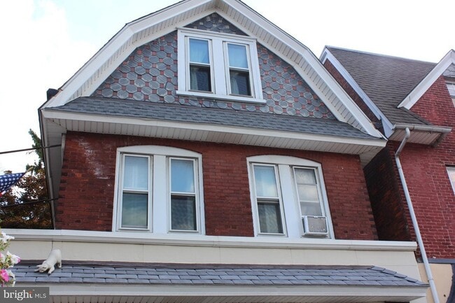 Building Photo - 1042 W Lancaster Ave