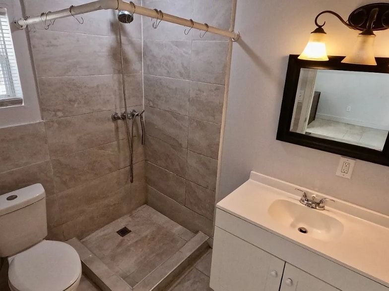 Building Photo - 606 18th Ave N