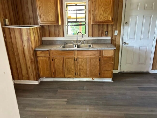 Building Photo - 2 Bedroom 1 Bath Home Available in High Po...