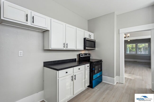 Building Photo - Large Bungalow  in College Hill - **Move in Special - 1/2 off first months rent**