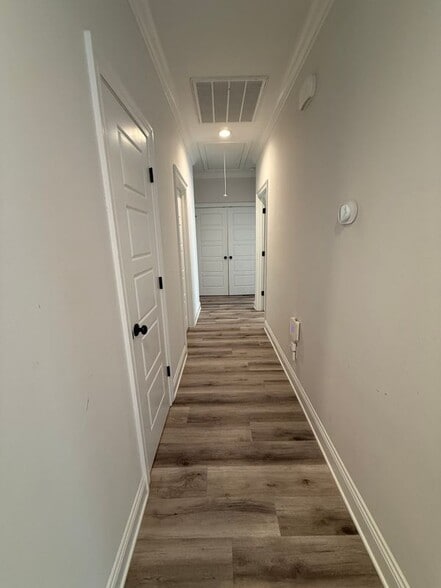 Building Photo - 57415 Oak Ave