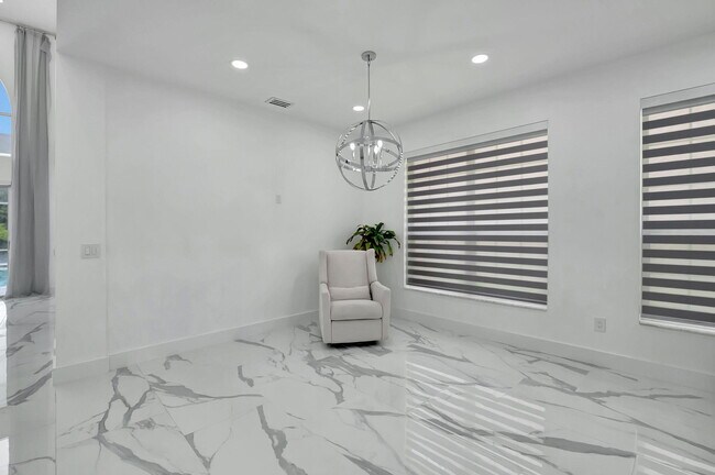 Building Photo - 10872 Tamoron Ln