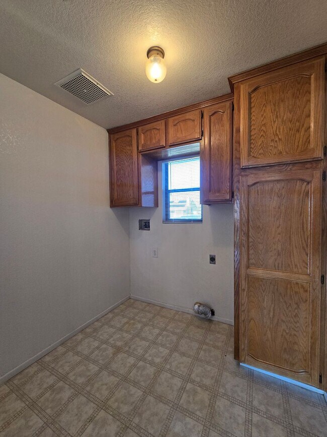 Building Photo - Beautiful 3-Bedroom Home with RV Parking & Spacious Backyard – Move-In Ready!