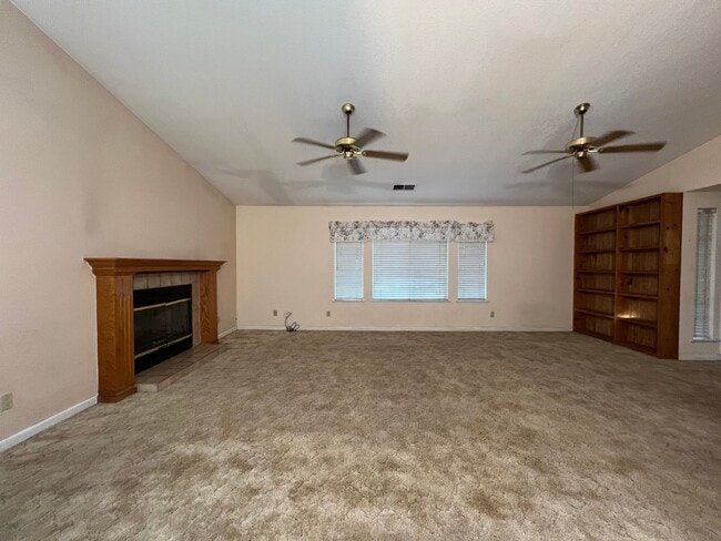 Building Photo - Cute, well -maintained home