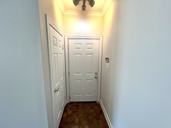 Building Photo - University View Condo, Gated 2 Bedroom Condo For Rent, Near LSU