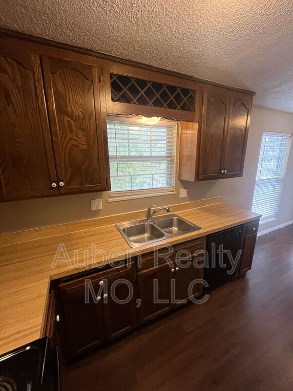 Building Photo - 10115 E 67th St