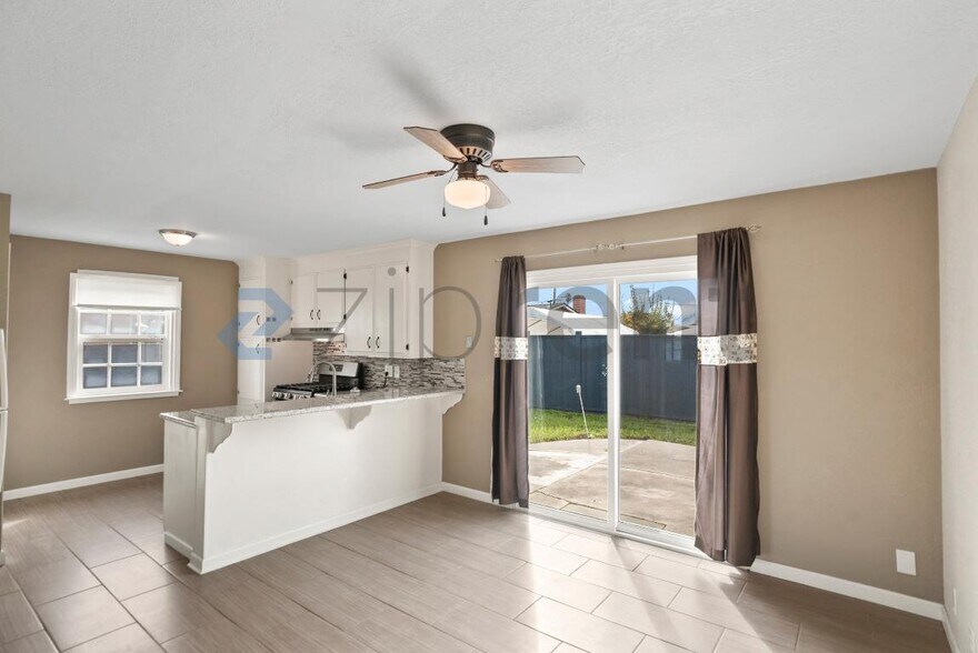 Building Photo - 28477 Coleridge Ave