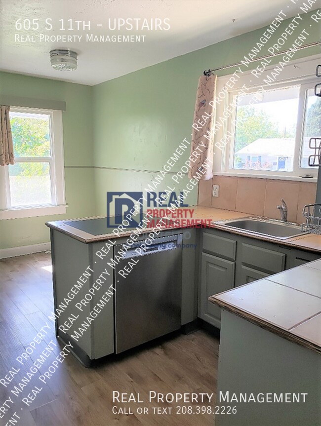 Building Photo - 605 S 11th-UPSTAIRS