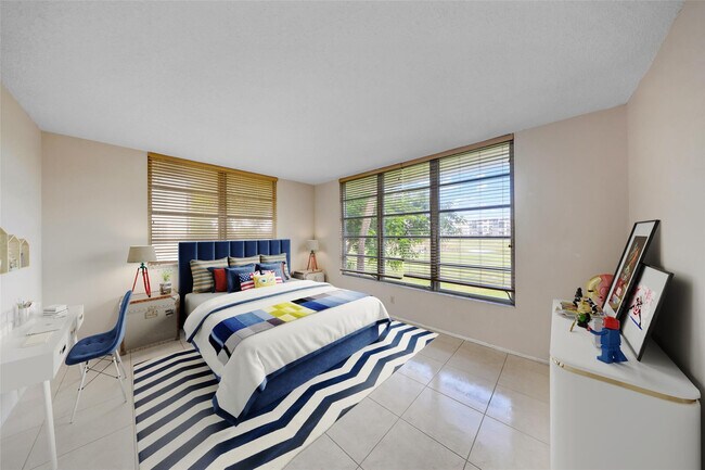 Building Photo - 2601 S Palm Aire Dr