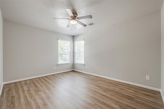 Building Photo - 227 Park Place Cir