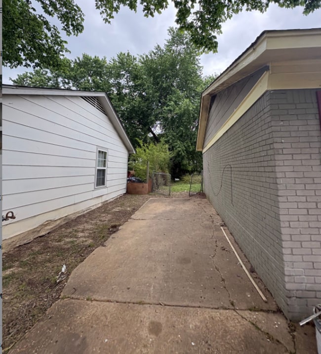 Building Photo - Charming 3 bedroom 1 bath Home - Open To Section 8