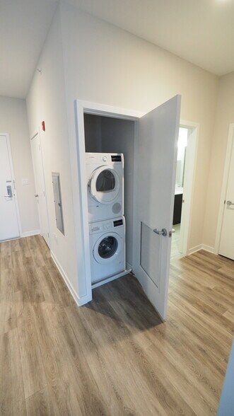 Full Bosch Washer & Dryer - 40 E Cherry St