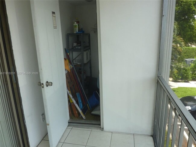 Building Photo - 180 Cypress Club Dr